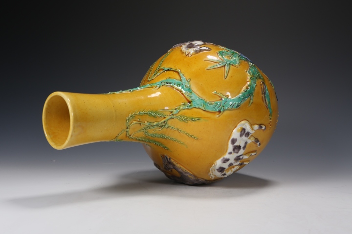 古玩陶瓷黃釉柳下三駿圖紋天球瓶拍賣，當前價格8888元