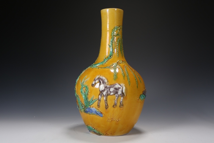 古玩陶瓷黃釉柳下三駿圖紋天球瓶拍賣，當前價格8888元