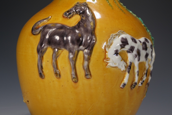 古玩陶瓷黃釉柳下三駿圖紋天球瓶拍賣，當前價格8888元