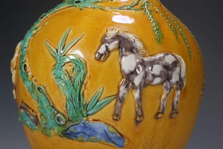 古玩陶瓷黃釉柳下三駿圖紋天球瓶拍賣，當前價格8888元