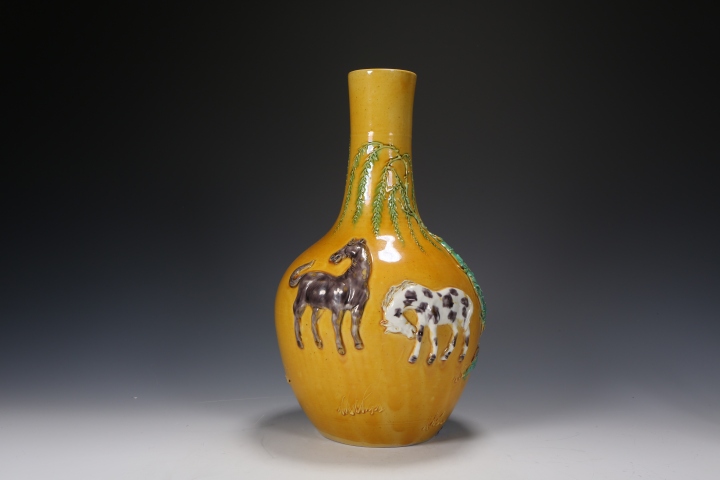 古玩陶瓷黃釉柳下三駿圖紋天球瓶拍賣，當前價格8888元
