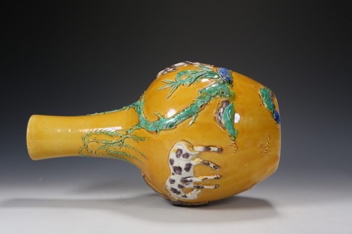 古玩陶瓷黃釉柳下三駿圖紋天球瓶拍賣，當前價格8888元