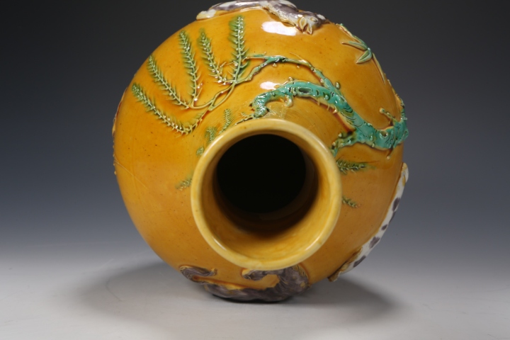 古玩陶瓷黃釉柳下三駿圖紋天球瓶拍賣，當前價格8888元