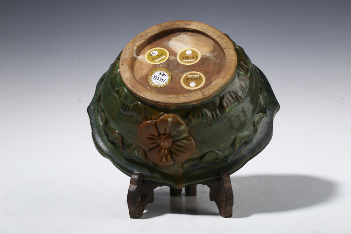 古玩陶瓷清·綠釉堆塑花卉紋菱口盆拍賣,當前價格850元