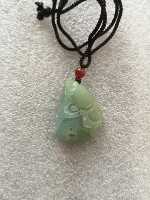 古玩玉器和田玉雕“魚荷”掛件拍賣,當前價格220元