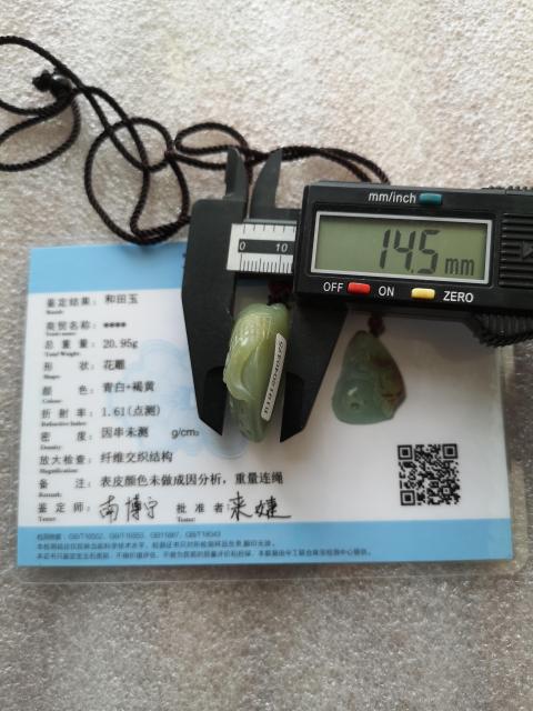 古玩玉器和田玉雕“魚荷”掛件拍賣,當前價格220元