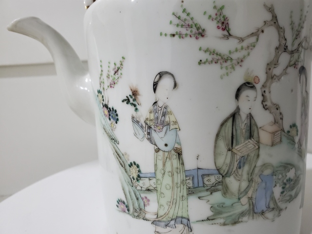 古玩陶瓷晚清民國淺降彩“紅樓夢”題材提梁壺（惠友價）拍賣，當前價格360元