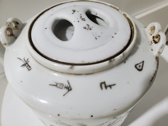 古玩陶瓷晚清民國淺降彩“紅樓夢”題材提梁壺（惠友價）拍賣，當前價格360元