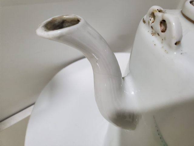 古玩陶瓷晚清民國淺降彩“紅樓夢”題材提梁壺（惠友價）拍賣，當前價格360元