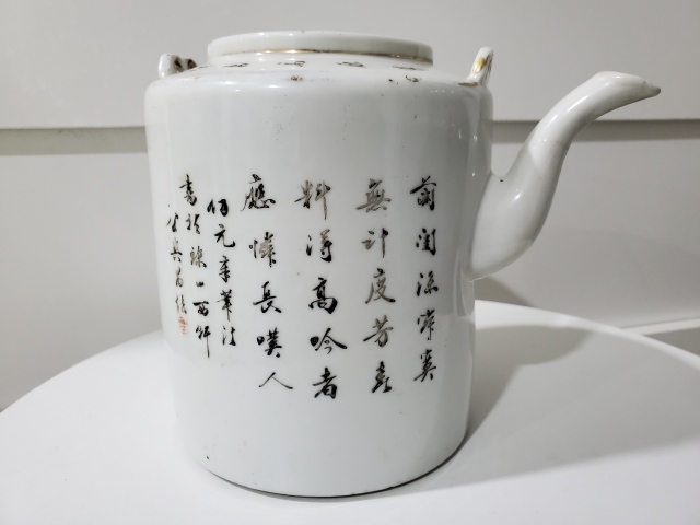 古玩陶瓷晚清民國淺降彩“紅樓夢”題材提梁壺（惠友價）拍賣，當前價格360元