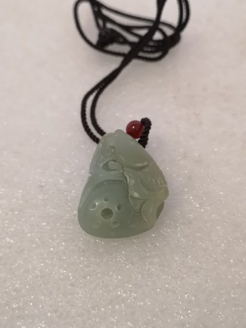 古玩玉器和田玉雕“魚荷”掛件拍賣,當前價格220元
