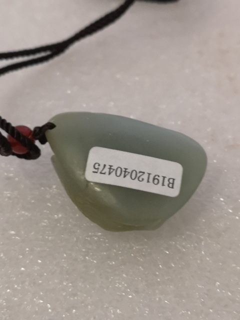 古玩玉器和田玉雕“魚荷”掛件拍賣,當前價格220元