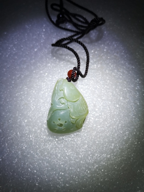 古玩玉器和田玉雕“魚荷”掛件拍賣,當前價格220元