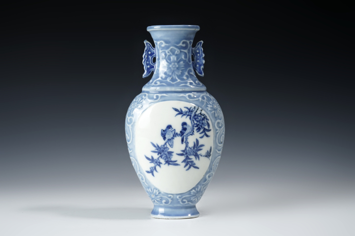 豆青釉 青花花鳥紋 天藍釉雙耳瓶 民国 中国古玩美術唐物擺件旧家蔵出 A320 豆青釉 青花花鳥紋 天藍釉雙耳瓶 民国 中国古玩美術唐物