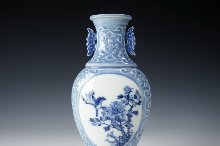 域鉴古玩】晚清民国·天蓝釉模印花卉开窗青花花鸟纹双耳瓶拍卖