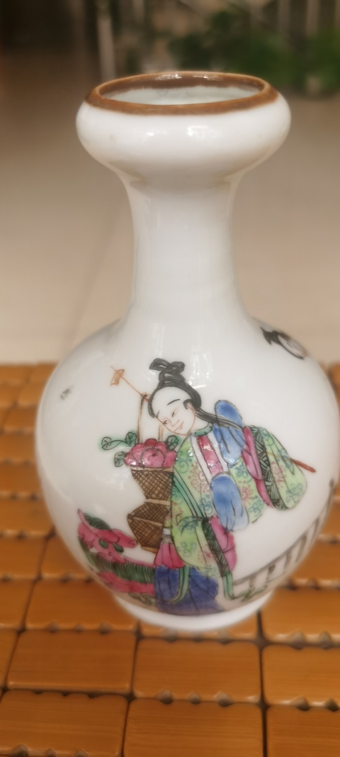 古玩陶瓷中晚期粉彩人物瓶拍賣,當(dāng)前價格8000元
