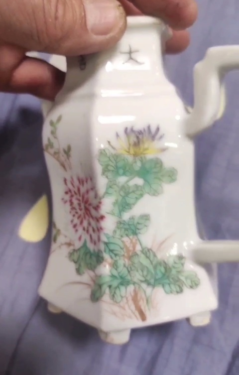 古玩陶瓷江西瓷業公司官窯款粉彩花卉紋六方壺拍賣,當前價格2600元