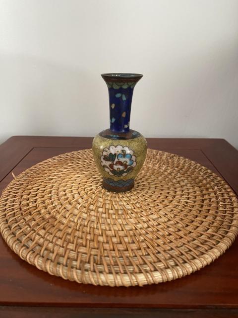 古玩陶瓷晚清民國·銅胎掐絲琺瑯花卉紋賞瓶拍賣，當前價格1600元