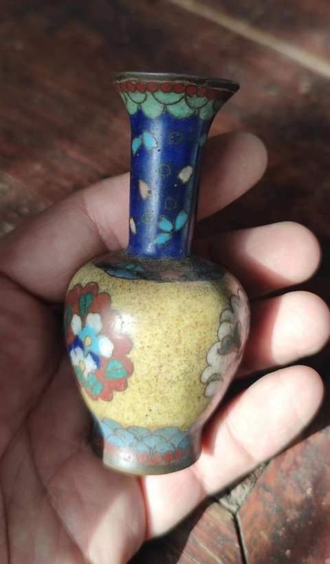 古玩陶瓷晚清民國·銅胎掐絲琺瑯花卉紋賞瓶拍賣，當前價格1600元