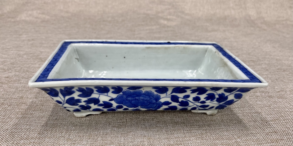 古玩陶瓷清中期?青花纏枝花卉四方水仙盆拍賣，當前價格2400元