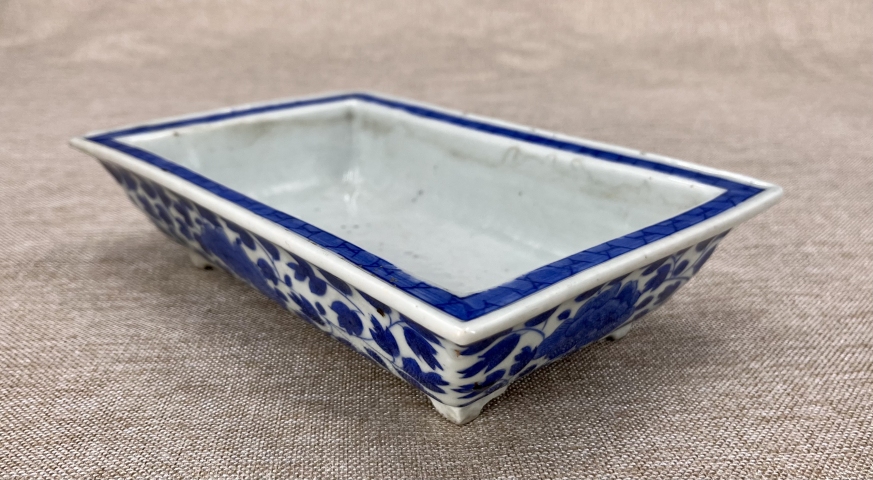 古玩陶瓷清中期?青花纏枝花卉四方水仙盆拍賣，當前價格2400元