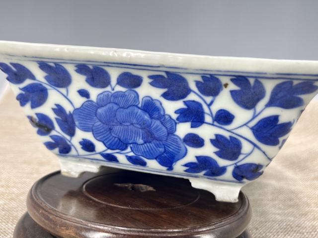 古玩陶瓷清中期?青花纏枝花卉四方水仙盆拍賣，當前價格2400元