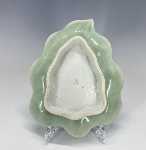 古玩陶瓷清中期?豆青釉葉型高足盤拍賣,當前價格2680元