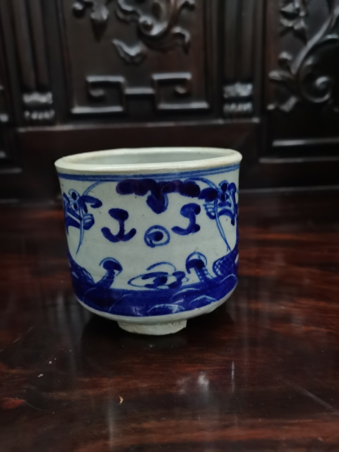 古玩陶瓷清晚期青花龍紋三足筒式香爐拍賣,當前價格600元