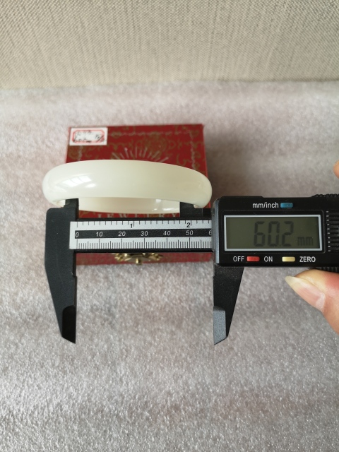 古玩玉器和田玉鐲子拍賣(mài)，當(dāng)前價(jià)格950元