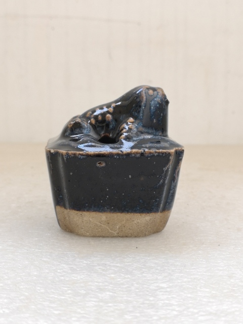 古玩陶瓷黑釉青蛙文房水滴拍賣，當前價格450元