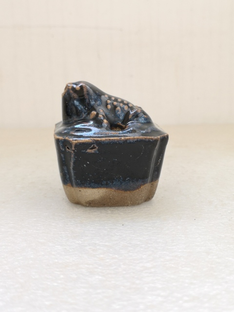 古玩陶瓷黑釉青蛙文房水滴拍賣，當前價格450元