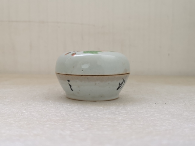古玩陶瓷民國花卉紋粉盒拍賣，當前價格550元