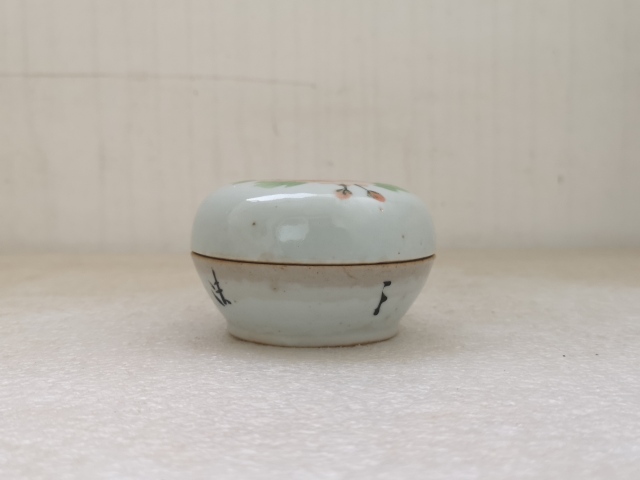 古玩陶瓷民國花卉紋粉盒拍賣，當前價格550元