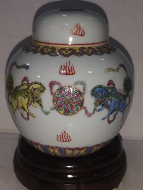 古玩陶瓷粉彩獅子滾繡球紋蓋罐拍賣，當前價格588元