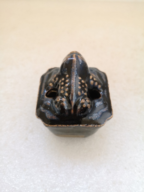 古玩陶瓷黑釉青蛙文房水滴拍賣，當前價格450元