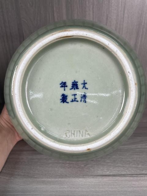 古玩陶瓷清晚期 冬青釉暗刻纏枝蓮紋罐(雍正官窯款)拍賣,當(dāng)前價(jià)格5200元