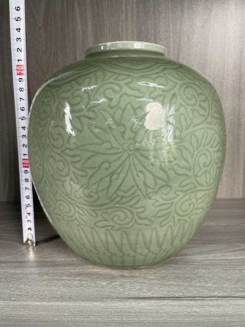 古玩陶瓷清晚期 冬青釉暗刻纏枝蓮紋罐(雍正官窯款)拍賣,當(dāng)前價(jià)格5200元