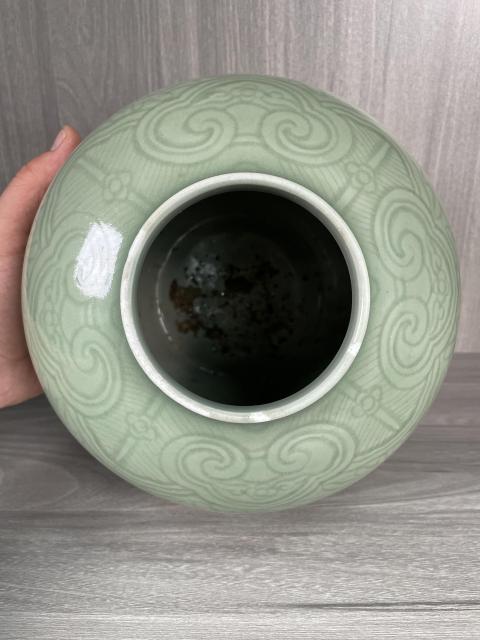 古玩陶瓷清晚期 冬青釉暗刻纏枝蓮紋罐(雍正官窯款)拍賣,當(dāng)前價(jià)格5200元