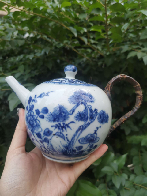 古玩陶瓷【7302】清康熙  青花牡丹松竹圖一粒珠茶壺拍賣，當前價格3500元