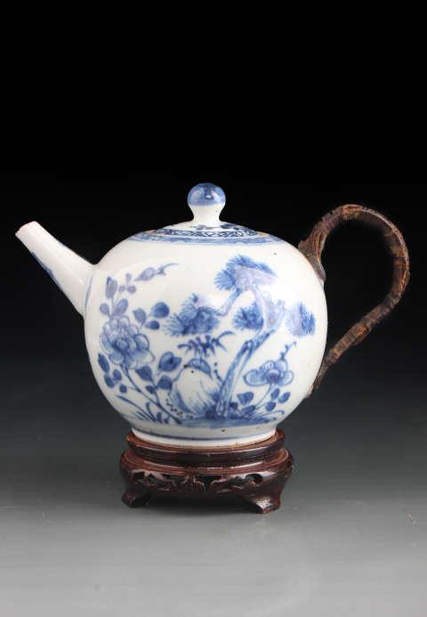 古玩陶瓷【7302】清康熙  青花牡丹松竹圖一粒珠茶壺拍賣，當前價格3500元