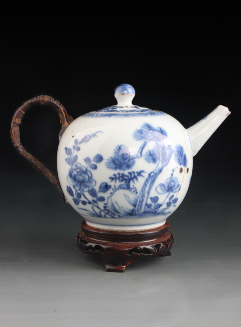 古玩陶瓷【7302】清康熙  青花牡丹松竹圖一粒珠茶壺拍賣，當前價格3500元