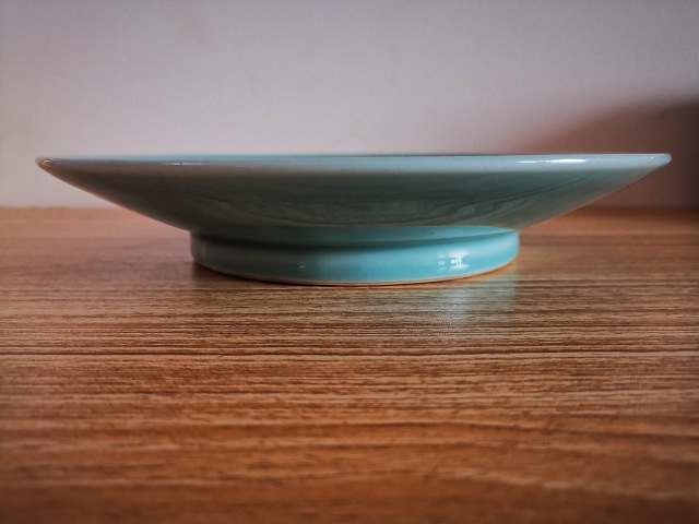 古玩陶瓷豆青釉暗刻飛魚紋大盤拍賣,當前價格1600元