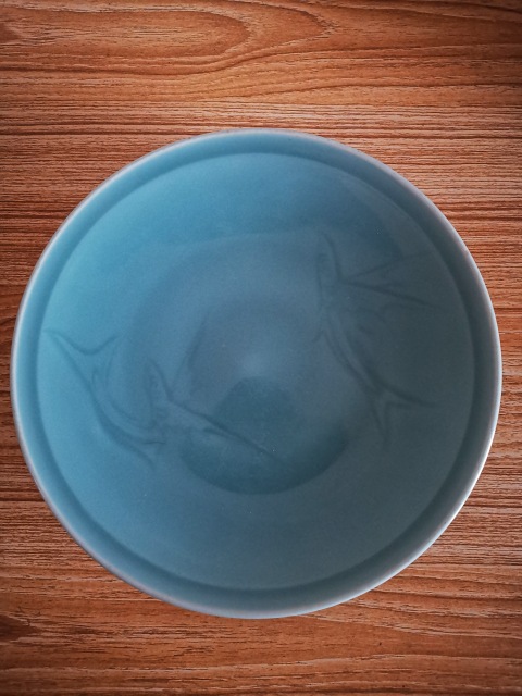 古玩陶瓷豆青釉暗刻飛魚紋大盤拍賣,當前價格1600元