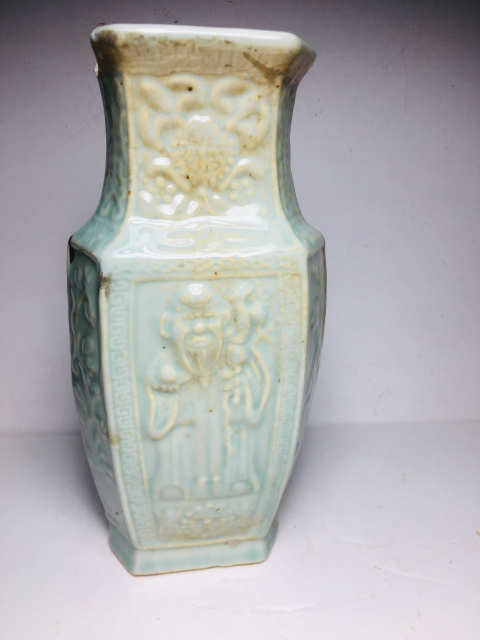 古玩陶瓷粉青釉人物花卉紋六方瓶拍賣,當前價格0元