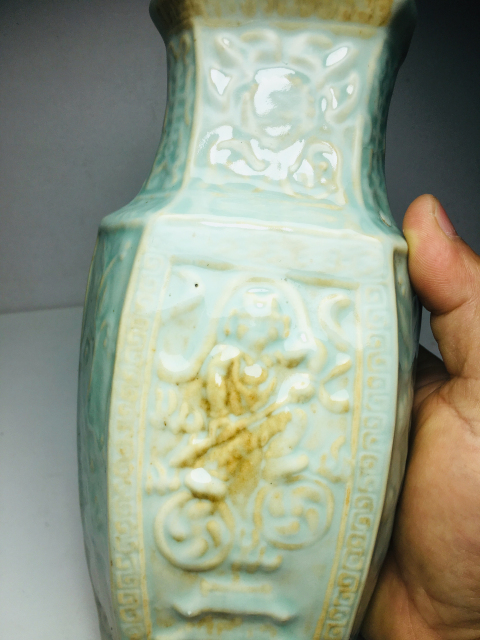 古玩陶瓷粉青釉人物花卉紋六方瓶拍賣,當前價格0元