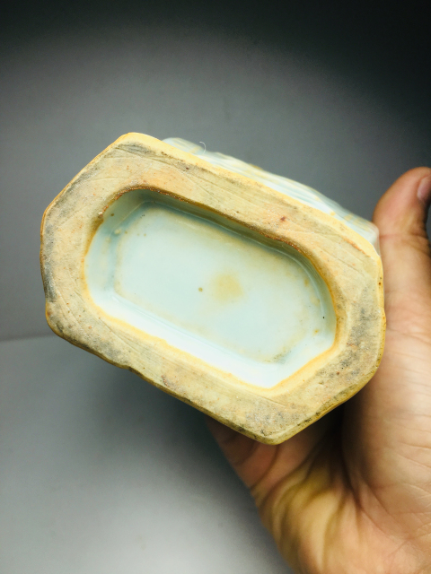 古玩陶瓷粉青釉人物花卉紋六方瓶拍賣,當前價格0元