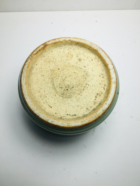 古玩陶瓷豆青釉花卉紋圈足筒式香爐拍賣,當前價格0元