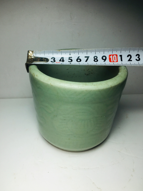 古玩陶瓷豆青釉花卉紋圈足筒式香爐拍賣,當前價格0元