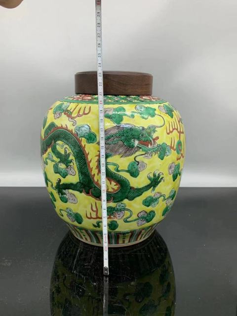古玩陶瓷黃地五彩龍鳳紋罐拍賣，當前價格9999元