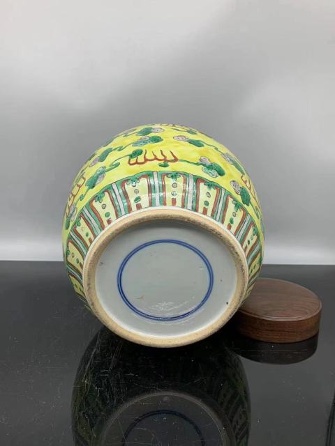 古玩陶瓷黃地五彩龍鳳紋罐拍賣，當前價格9999元